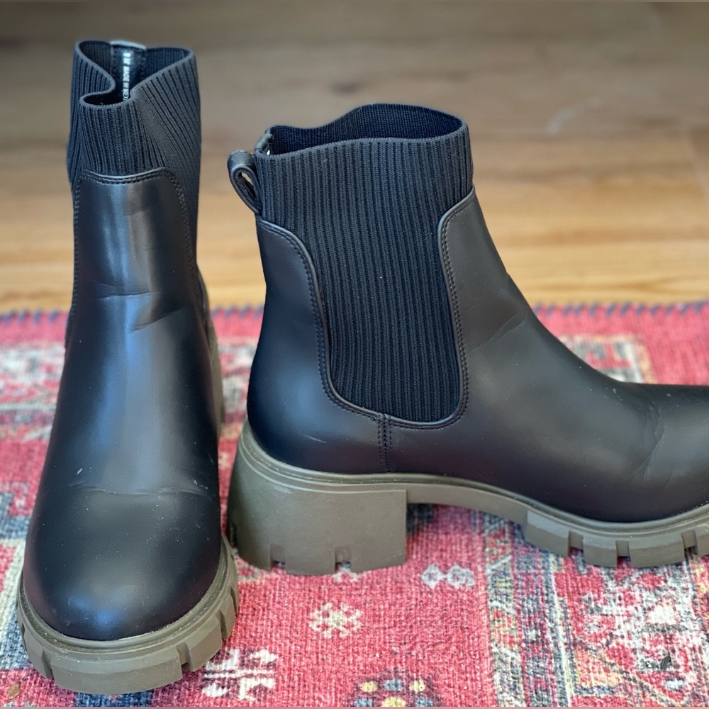 Steve Madden Hayle Platform Chelsea Boot with olive soles. Size 9.